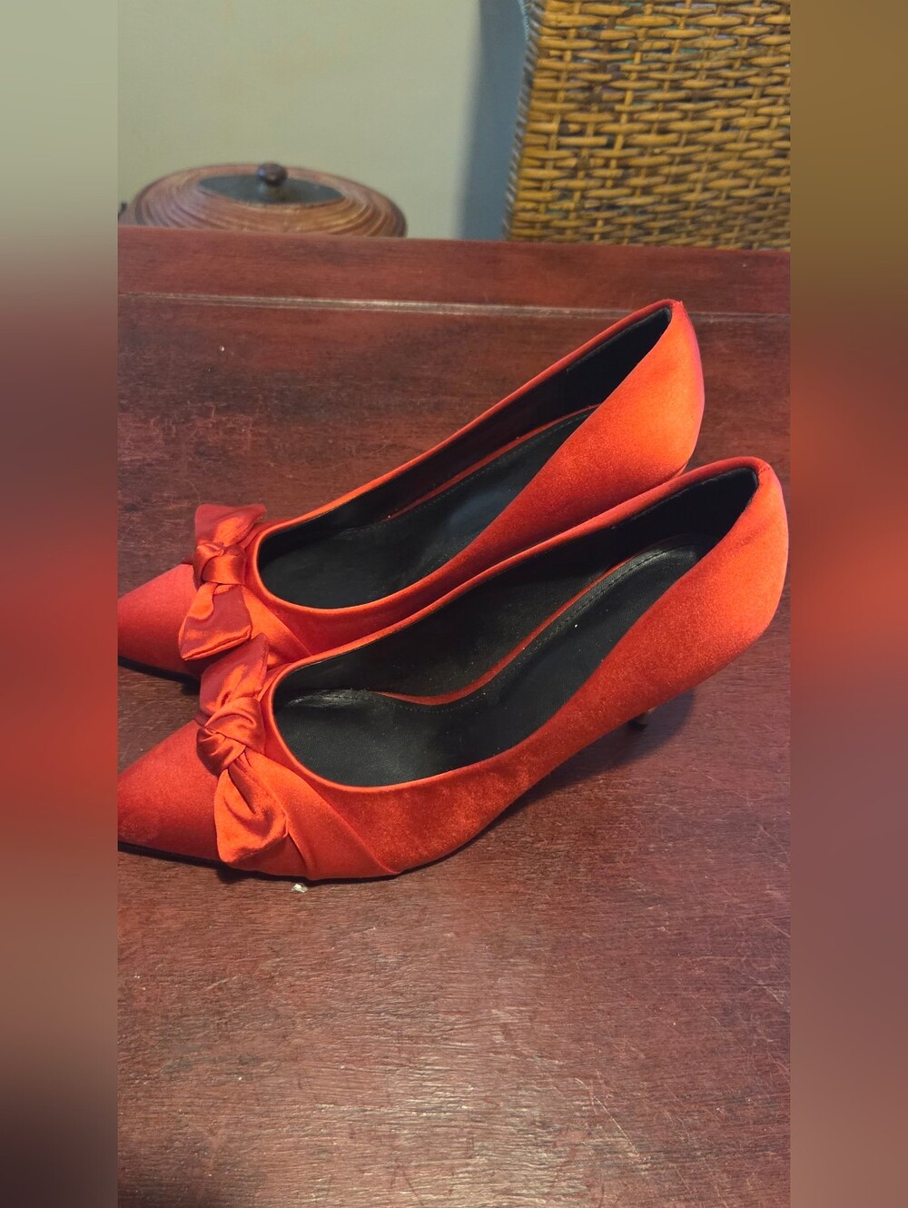 Elegant Red Satin Pointed-Toe Pumps with Bow Size 10